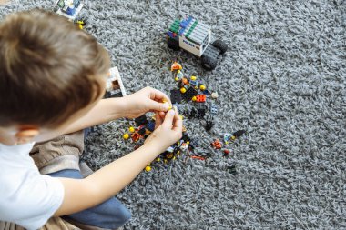 Evde oyuncak bina Oluşturucu legolarla oynamak sevimli küçük okul öncesi çocuk, çocuk. Kopya alanı