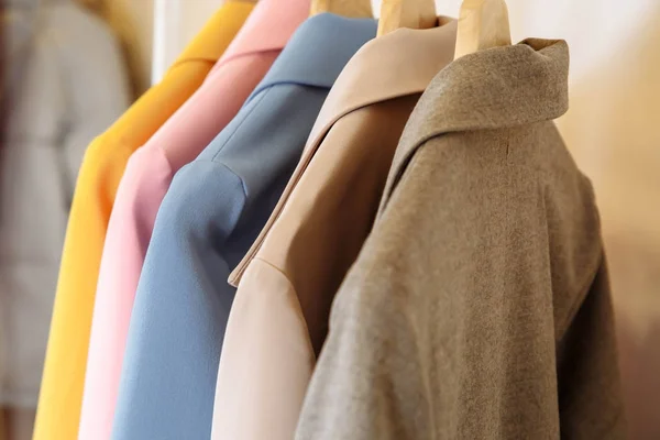 Sklep odzieżowy. Kolorowy płaszcz wiosenny — Zdjęcie stockowe