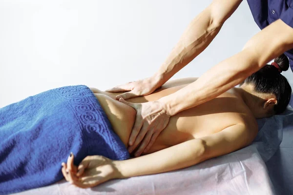 Primer plano de un hombre haciendo un masaje de espalda Wellness a la paciente femenina —  Fotos de Stock