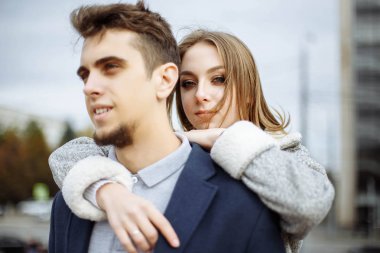 Sevgi dolu iki şehir sokakta yürürken kucaklayan. Dating ve sevgi kavramı.