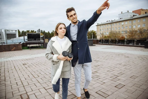 Jong verliefd stel wandelen in de stad — Stockfoto