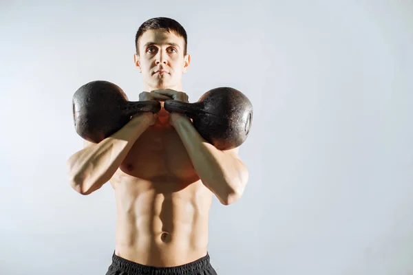 Musculoso joven haciendo ejercicio de peso pesado para bíceps —  Fotos de Stock