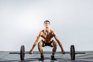 Yakışıklı genç adam jimnastik egzersizleri yapıyor. Fitness, spor ve sağlıklı yaşam kavramı