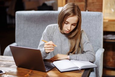 Çekici kız öğrenci yeni bilgi öğrenme sınava hazırlanıyor. Yetenekli yazar makale inceleme oluşturma dizüstü bilgisayarda yeni film üzerinde durulması.