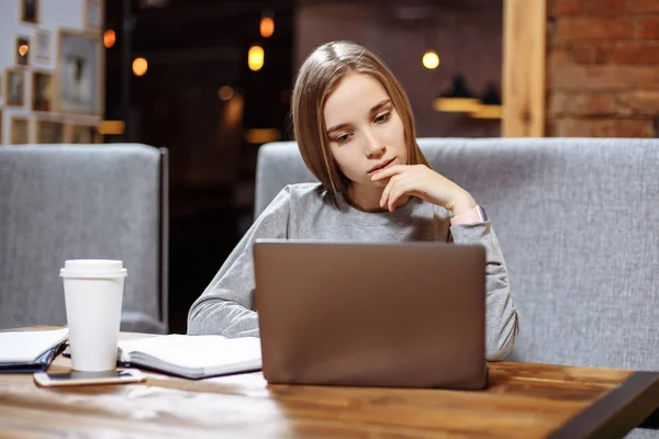 Молодая красивая женщина использует ноутбук в кафе — стоковое фото