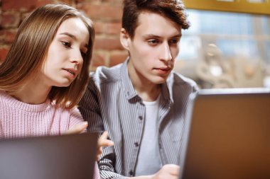 Bir dizüstü bilgisayarda çalışan iki öğrenci.