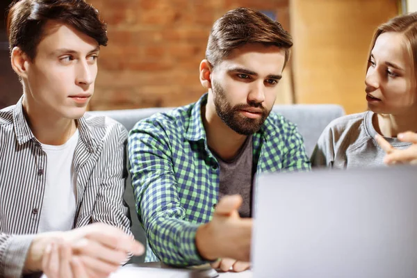 Grupo de empresarios casuales que trabajan en un nuevo proyecto. Utilizan un ordenador portátil y discuten sobre el concepto. Resolver problemas . — Foto de Stock