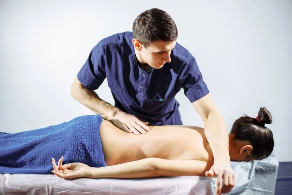 Chiropraktik, Osteopathie, dorsale Manipulation. Therapeutin, die Heilbehandlungen auf dem Rücken von Frauen durchführt. Alternativmedizin, Schmerzlinderungskonzept. — Stockfoto