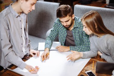 Öğrenciler kafede beraber ders. Eğitim kavramı