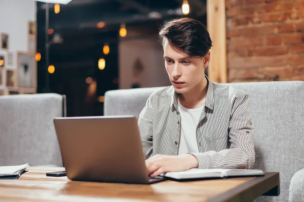 Modern dizüstü bilgisayar ve kablosuz internet kafede kapalı kendi başlangıç yenilikçi tahmin dayalı oluşturmak için kullanarak yeni fikirler üzerinde Üniversitesi düşünme Tasarım Fakültesi yetenekli öğrenci