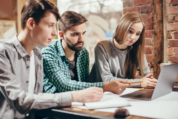 Bir grup genç insan bir kafede seminer için hazırlanıyor.