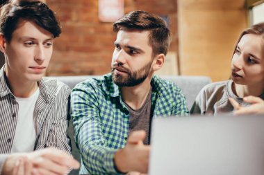 Grup yeni projede çalışan geçici iş adamları. Dizüstü bilgisayar kullanarak ve kavram hakkında tartışmak. Sorunları çözme
