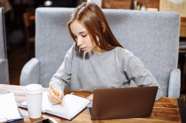 Çekici kız öğrenci yeni bilgi öğrenme sınava hazırlanıyor. Yetenekli yazar makale inceleme oluşturma dizüstü bilgisayarda yeni film üzerinde durulması.