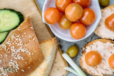 Huysuz baget dilim domates, salatalık ve yeşil zeytin, krem peynir ile Üstten Görünüm