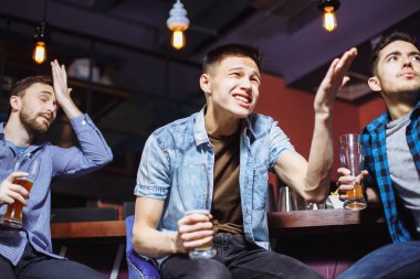 barda maç izlerken bir bira ile genç erkek.