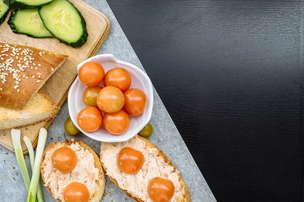 Huysuz baget dilim domates, salatalık ve yeşil zeytin, krem peynir ile Üstten Görünüm.