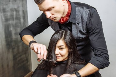 Genç kadın yeni bir saç kesimi Kuaför salonunda Başlarken.