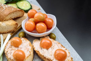 Krem peynir ve domates kase ile ev yapımı ekmek dilimleri