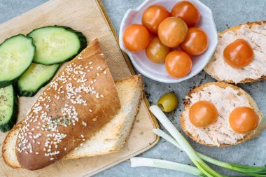 Huysuz baget dilim domates, salatalık ve yeşil zeytin, krem peynir ile Üstten Görünüm