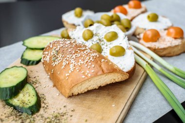 Krem peynir, zeytin ve domates Bruschetta. Vejetaryen Kahvaltı