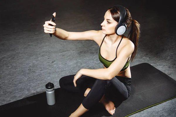 Chica atractiva haciendo una selfie después de hacer ejercicio en el gimnasio — Foto de Stock