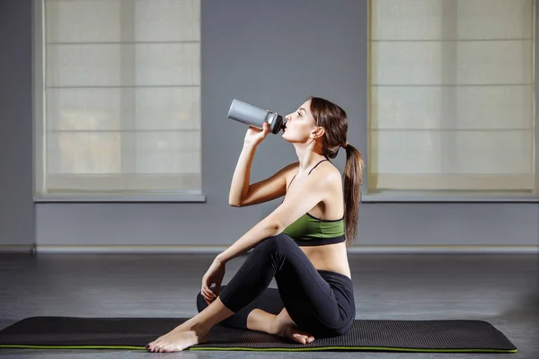 Mujer fitness descansando después del entrenamiento en el gimnasio — Foto de Stock