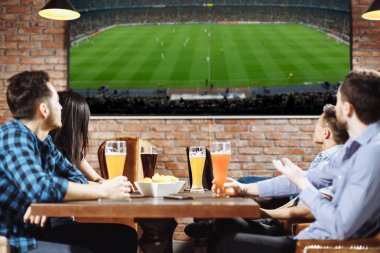 Mutlu arkadaş pub spor birlikte bira içme TV izlerken boş zaman sahip