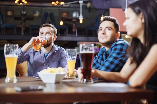 Les gens, les loisirs, l'amitié et la célébration concept - amis heureux parler et boire de la bière au bar ou pub . — Photo