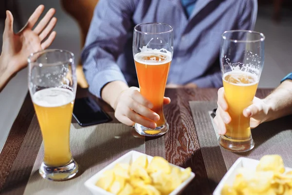 Amis boire de la bière au pub . — Photo