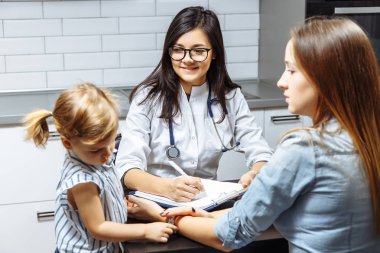 Kadın çocuk doktoru onu hasta evde ziyaret.