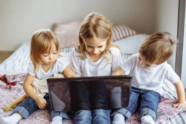 Cute kids using a laptop. — Stock Photo, Image