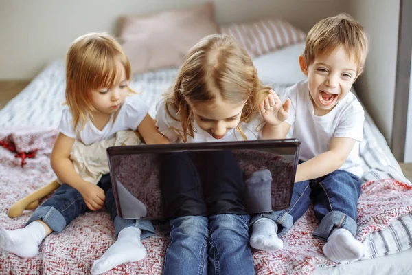 Kids playing with laptop computer at home — Stock Photo, Image