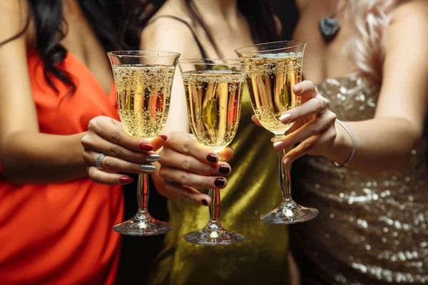 Hands holding the glasses of champagne making a toast. — Stock Photo, Image