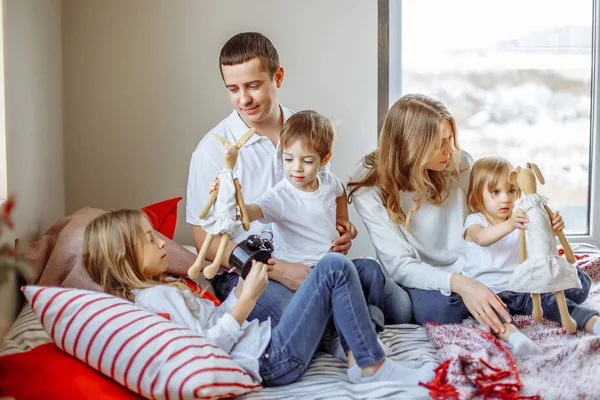 Happy parents and kids enjoying their morning in bed — Stock Photo, Image