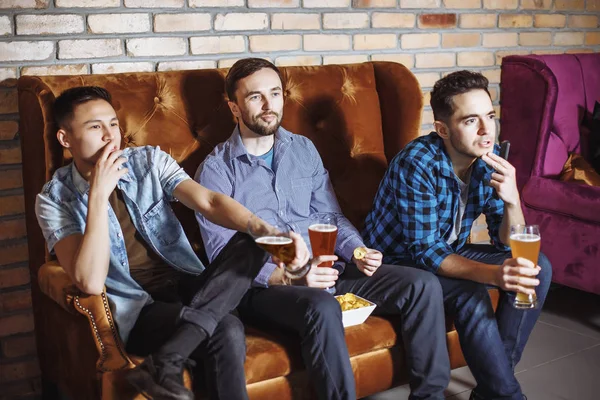 Attrayant gars avec des verres de bière regarder la télévision — Photo