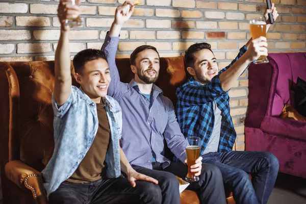 Freundschafts-, Sport- und Unterhaltungskonzept - glückliche männliche Freunde mit Bier vor dem heimischen Fernseher — Stockfoto