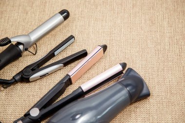 Profesyonel kuaför aletleri - saç kurutma makinesi, curling, oluklu, düzleştirici topluluğu