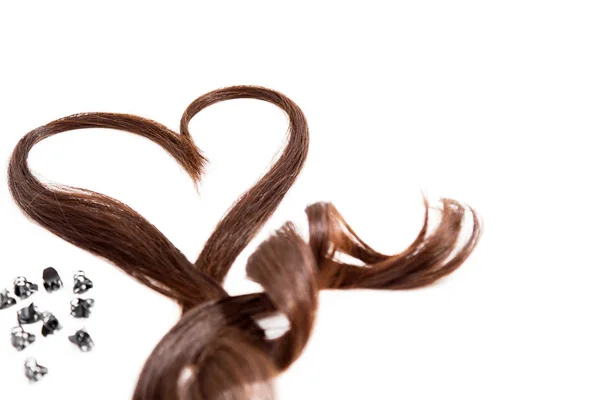 Καρδιά μαλλιών και καρφίτσες που απομονώνονται σε λευκό — Φωτογραφία Αρχείου