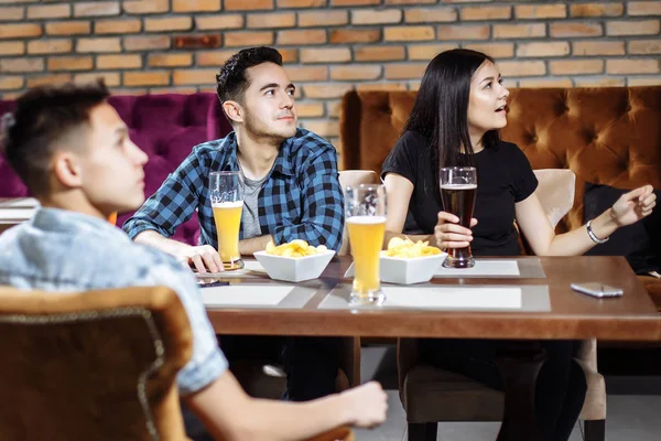 Amigos felizes tendo lazer no pub assistindo esporte na TV juntos bebendo cerveja — Fotografia de Stock