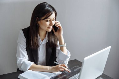 Masada oturan ve laptop yaparken çalışma çift genç kadın portresi çağrı.