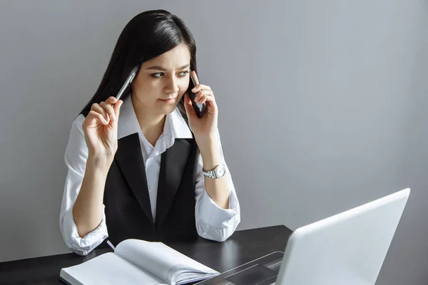 Concepto Negocio Mujer Negocios Hablando Por Teléfono Oficina — Foto de Stock