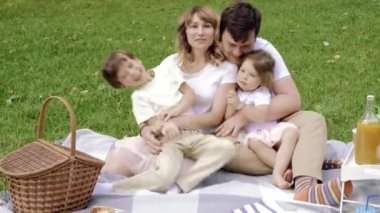 Mutlu aile dışarıda birlikte eğleniyor.