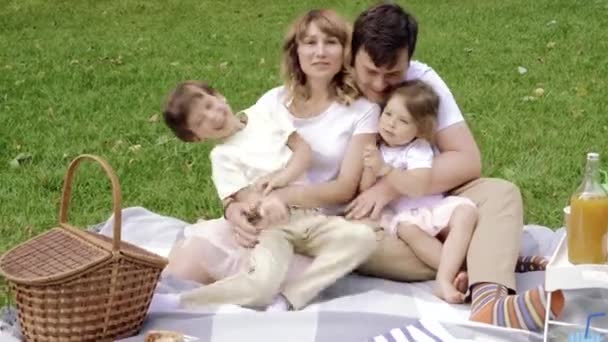 Familia Feliz Divirtiéndose Juntos Aire Libre — Vídeos de Stock