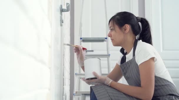 Genç Bir Kadın Bir Apartman Dairesinde Evde Duvar Boyası Yapıyor — Stok video