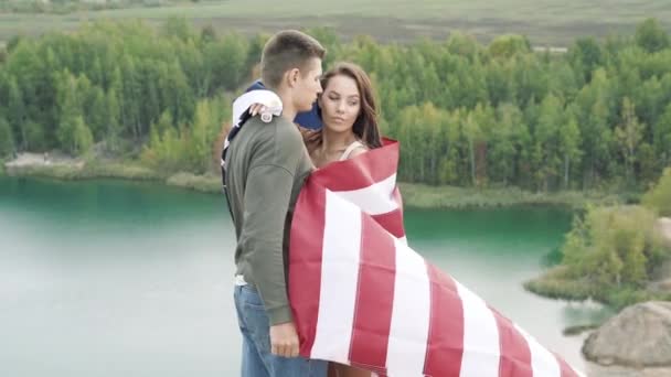 Szczęśliwa Para Trzymająca Amerykańską Flagę Naturze Dzień Niepodległości Styl Życia — Wideo stockowe