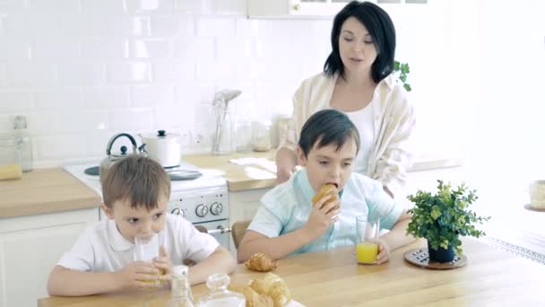 Feliz Familia Durante Desayuno Dos Niños Comiendo Croissants Cocina — Vídeo de stock