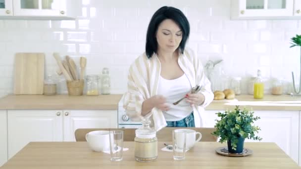 Ung Kvinna Lägger Bordet Till Frukost — Stockvideo