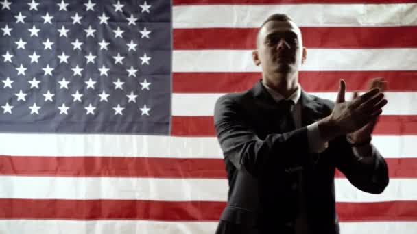 Sylwetka Mężczyzny Garniturze Bije Brawo Przemawia Tle Amerykańskiej Flagi — Wideo stockowe