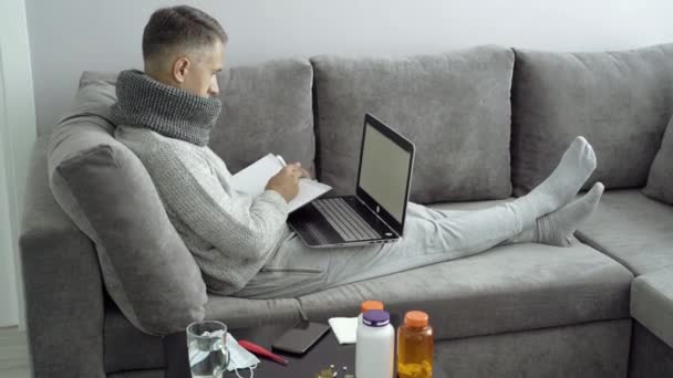 病気の時に家で働く若い男 — ストック動画