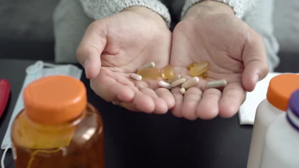 Close Das Mãos Homem Tomando Pílulas — Vídeo de Stock